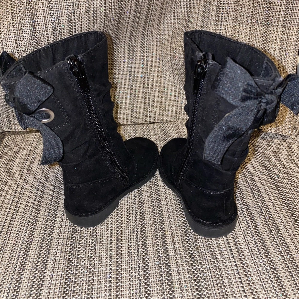 BLACK BOOTS